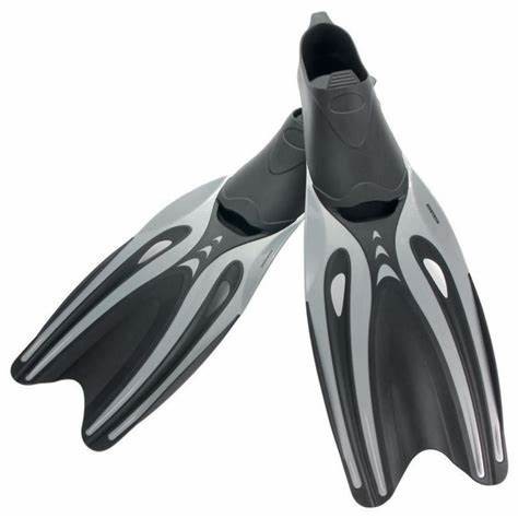 These fins have a unique fishtail flex blade design to improve efficiency to channel water. Drainage holes provide stability and give less resistance. Orthopaedic foot pockets for extra comfort. Mesh hanging bag.